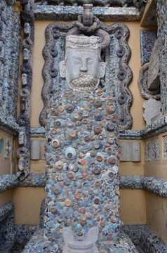 瓷片堆砌的雕像