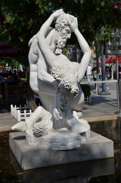 马蹄人身男抱裸体女 雕像