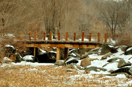 残雪木桥