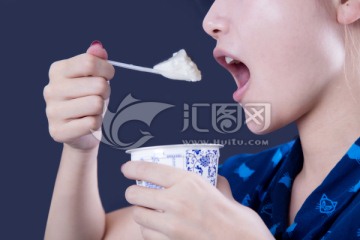 吃酸奶