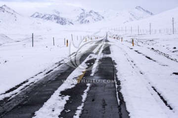 雪中公路