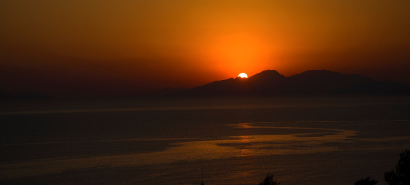 海上日出