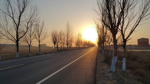 黄昏时的公路