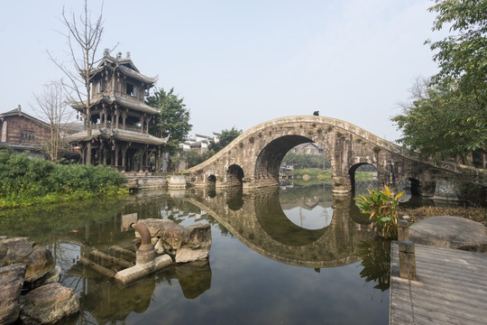 黄龙溪古镇的阁楼 五孔石拱桥