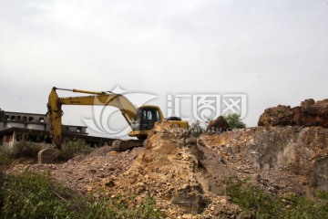 岩石堆中工作的挖土机