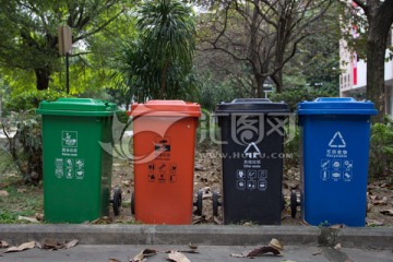 公共卫生垃圾桶