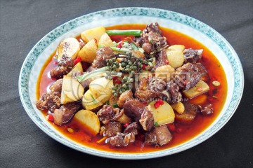 小土豆焖天鹅肉