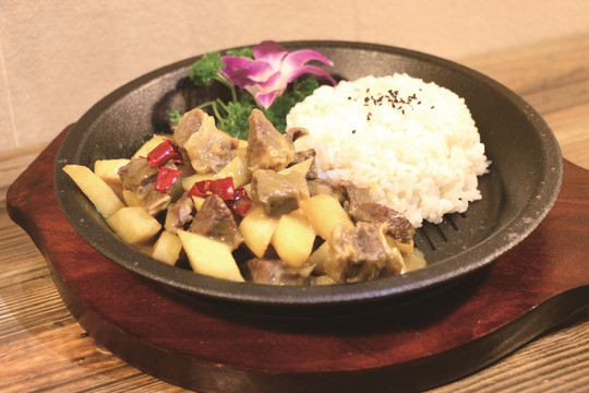 咖喱牛腩铁板烧米饭