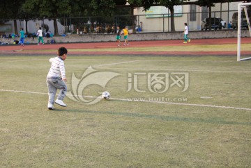 小男孩踢足球射门