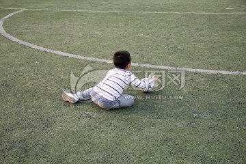 小男孩扑足球守门