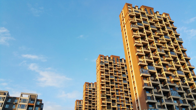 蓝天白云下的高层建筑