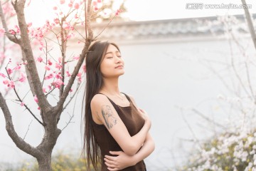 花树下 的女孩