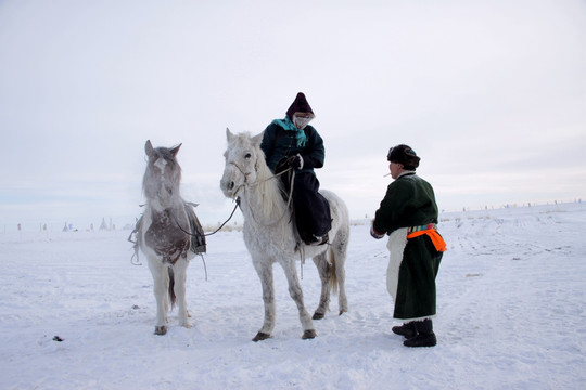 冬季骑马的蒙古族