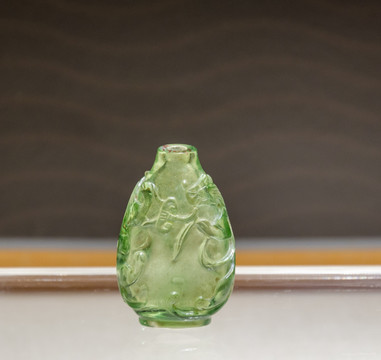 清代绿玻璃雕螭虎纹鼻烟壶