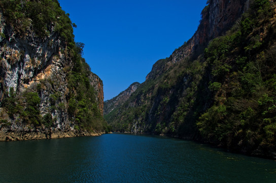 鲁布革小三峡雄狮