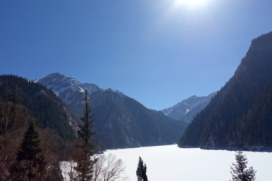 长海 雪景 阳光 雪山 冰湖