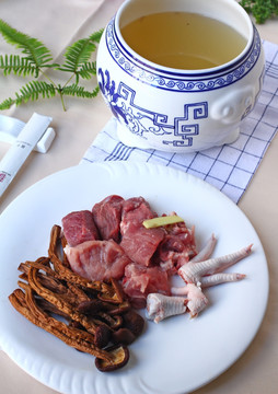 茶树菇炖龙骨汤