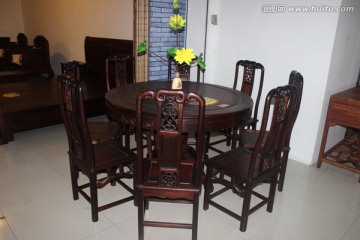 大红酸枝餐桌