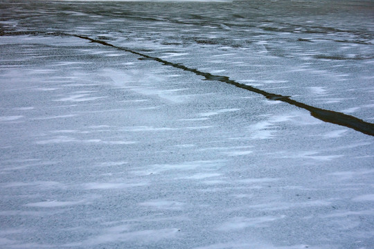 冰湖 湖面 裂纹