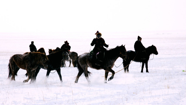 冬季骑马的蒙古族牧民