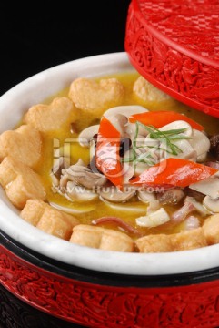 白蘑菇炖鱼豆腐