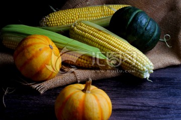 玉米和南瓜放在粗麻布上