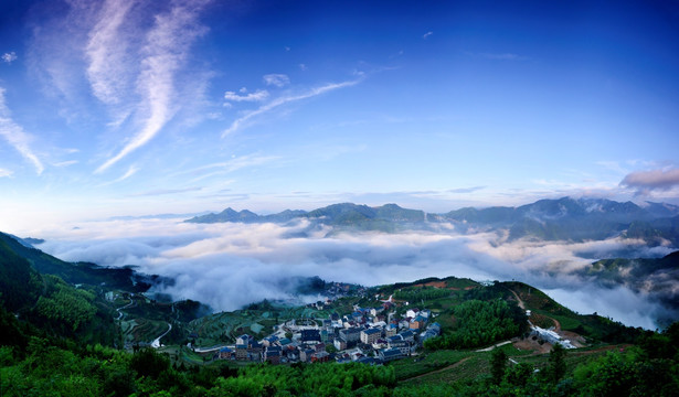 晨雾山村