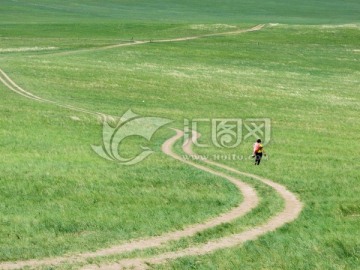 女人与草原上的弯曲小路