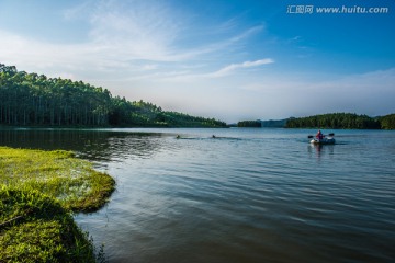 蓝天白云湖泊