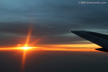 飞机翼尖上的夕阳余晖