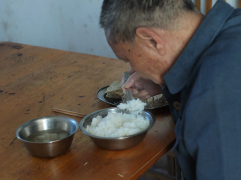 老人院老人在进食