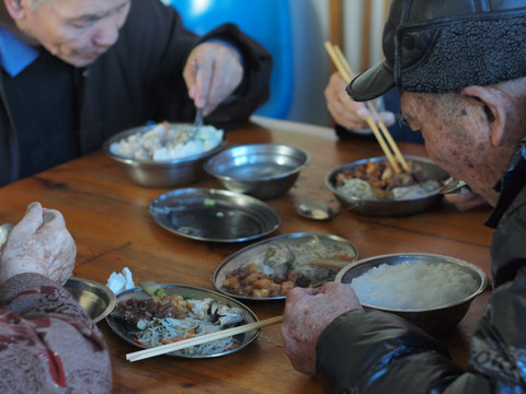 老人院老人在进食