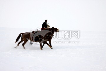 冬季骑马奔跑的蒙古族