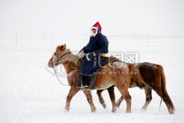 冬天雪地骑马的蒙古族