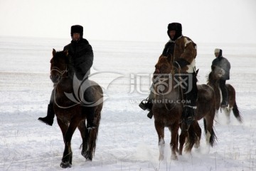 冬天风雪中骑马的蒙古族