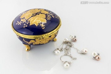 饰品盒与珍珠首饰