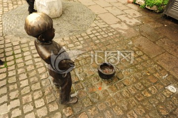 上海新场古镇撒尿小童铜像