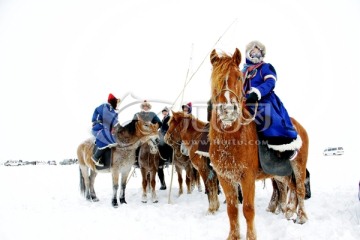 冬季风雪中的蒙古族女孩