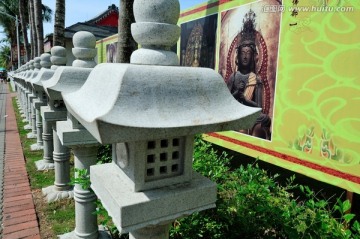 海南南山寺寺庙门前的灯柱