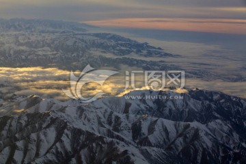 航拍雪山