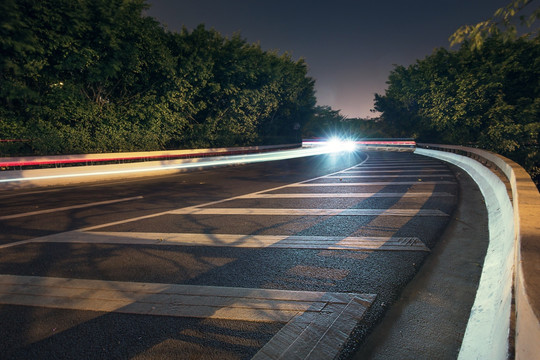 夜晚桥面马路