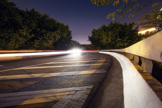 夜晚桥面马路