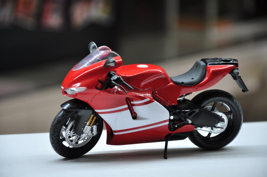 红色摩托车模型玩具