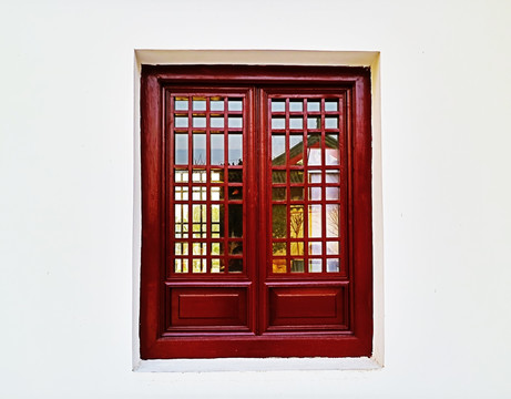 红漆木窗