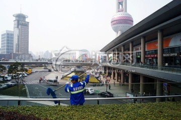 上海东方明珠广电塔下的清洁工