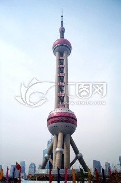 蓝天下的上海东方明珠广播电视塔