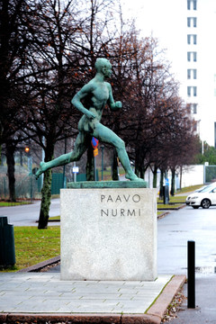 芬兰飞人帕沃鲁米铜像