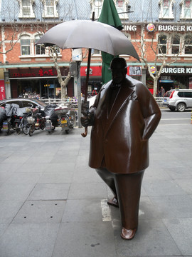 上海静安寺打伞人铜像