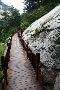 华山木板路