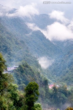 独龙江山里人家